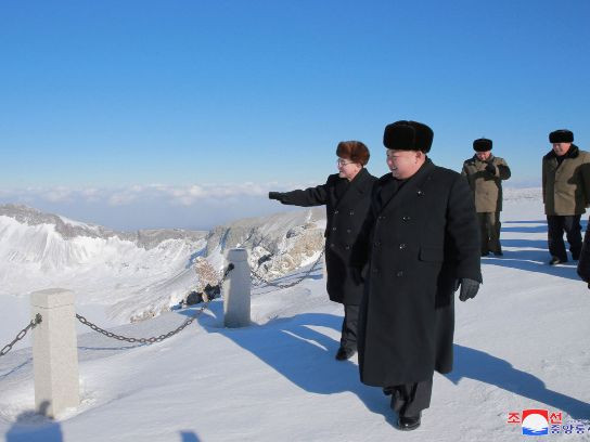 Ông Kim cùng các cố vấn thân cận thăm núi Paektu sau vụ phóng ICBM.