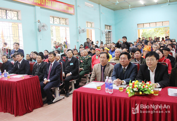 Tham dự lễ đón nhận có các đồng chí Đinh Viết Hồng – Phó Chủ tịch UBND tỉnh; Hồ Mậu Thanh – Giám đốc Sở Văn hóa – Thể thao; Bùi Đình Long – Bí thư Huyện ủy Nam Đàn và đông đảo con cháu dòng tộc họ Nguyễn Hữu khắp mọi miền Tổ quốc. Ảnh: Minh Chi