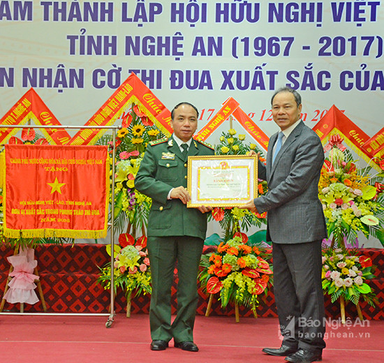 Trao Bằng khen của Liên hiệp các tổ chức hữu nghị Việt Nam cho Hội