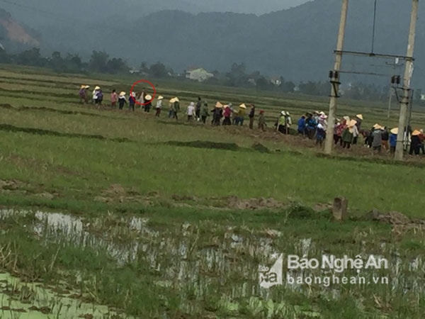 Linh mục Nhân (dấu đỏ) trực tiếp hô hào người dân phá mương, đào ruộng làm đường