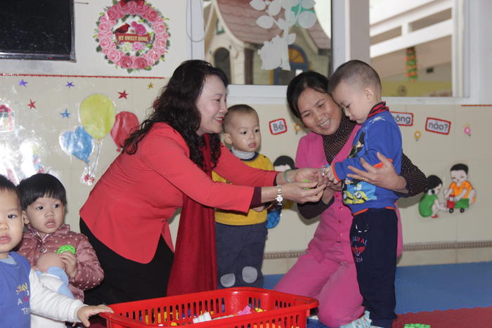 Thứ trưởng Nguyễn Thị Nghĩa tặng quà cho các cháu của Trường mầm non Hưng Phúc. Ảnh: MH