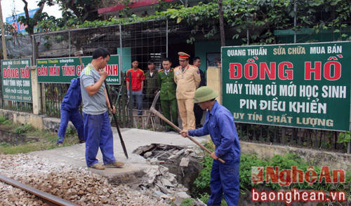 Đóng đường ngang dân sinh trái phép tại xóm 10, xã Nghi Trung, huyện Nghi Lộc. Ảnh tư liệu