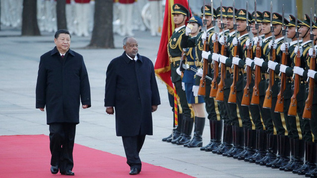 Chủ tịch Trung Quốc Tập Cận Bình gặp Tổng thống Djibouti Ismail Omar Guelleh trong chuyến thăm Bắc Kinh của ông Guelleh hôm 23-11 - Ảnh: AFP