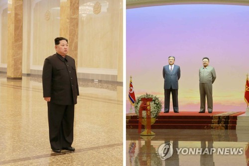 Lãnh đạo Kim Jong-un hôm qua viếng lăng cha và ông nội. Ảnh: Yonhap.