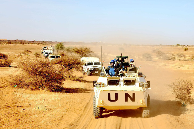 Lính gìn giữ hòa bình Trung Quốc phục vụ cho Liên Hiệp Quốc tập trận bắn đạn thật ở thành phố Gao của Mali, hôm 30-11 - Ảnh: PLA DAILY