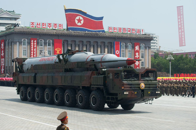Vũ khí Triều Tiên xuất hiện trong lễ diễu binh ở thủ đô Bình Nhưỡng. Ảnh: Reuters