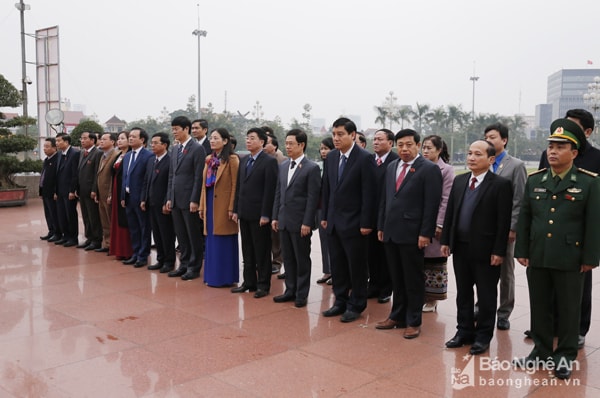 Các đồng chí lãnh đạo tỉnh và các đại biểu HĐND tỉnh làm lễ tưởng niệm Chủ tịch Hồ Chí Minh