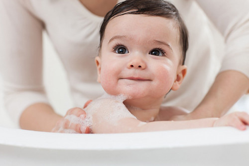 Tắm rửa đúng cách giúp bảo vệ làn da trẻ