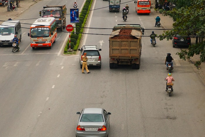 Xe quá khổ quá tải ngang nhiên chạy trên đường TP Vinh (ngã tư Quán Bánh).