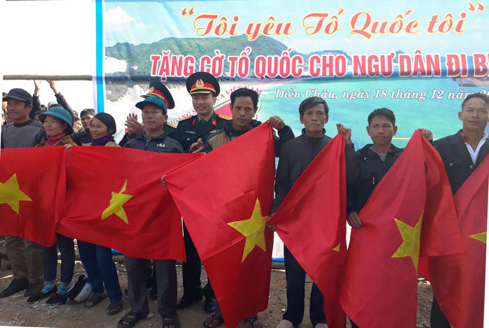 2.000 lá cờ Tổ quốc được trao tận tay các ngư dân xã Diễn Hải. Ảnh: Mai Sao