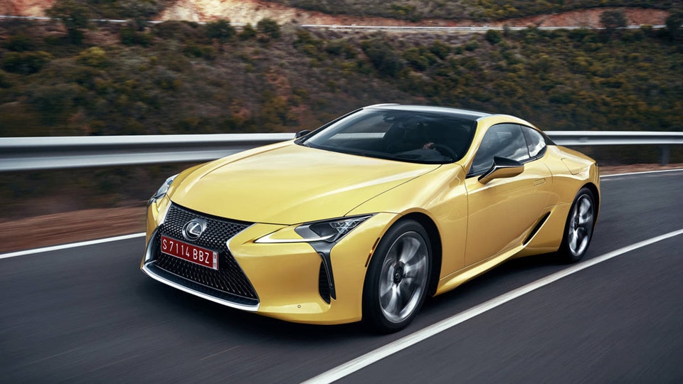 7. Lexus LC 500Trong vài năm qua, Lexus đã thay đổi thiết kế lưới tản nhiệt để tạo sự khác biệt trong cộng đồng ôtô. Chiếc coupe LC 500 mới của thương hiệu này có thiết kế hoàn toàn mới. Đa phần mọi người đều đồng ý rằng đây là chiếc xe tuyệt đẹp. Vẻ ngoài nổi bật của LC bắt đầu từ lưới tản nhiệt lớn hình đồng hồ cát. Những đường viền mạ chrome mềm mại khiến chiếc xe thêm bắt mắt.