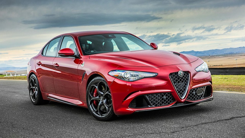 8. Alfa Romeo GiuliaTrong một thế giới xe đầy những nhà thiết kế nổi danh, Alfa Romeo không thể hoà lẫn vào đám đông bởi sự khác biệt. Alfa Romeo Giulia gây ấn tượng nhờ lưới tản nhiệt hình tam giác ngược, bên trong là cánh quạt và bộ khuếch tán khổng lồ.