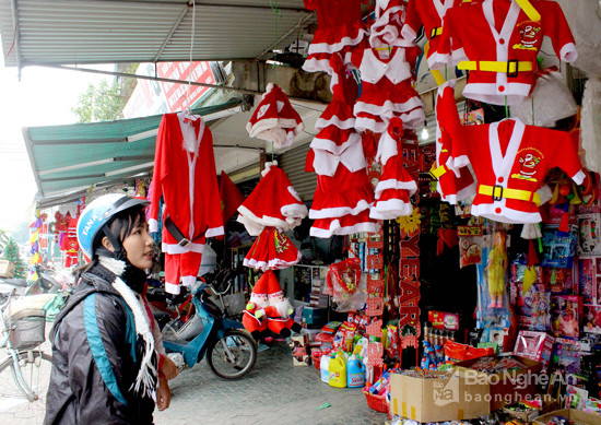 Các mặt hàng phục vụ mùa Noel năm nay tuy đa dạng nhưng không mới lạ nên nhiều khách hàng không cảm thấy thú vị.