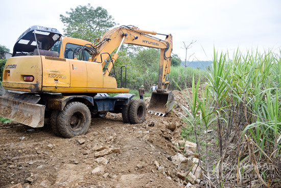  Trước khi bước vào vụ thu hoạch mía, Công ty Cổ phần Mía đường Sông Con hỗ trợ các địa phương tu sửa các tuyến đường nguyên liệu, tạo điều kiện cho người dân thu hoạch mía được thuận lợi. Ảnh: Quang An
