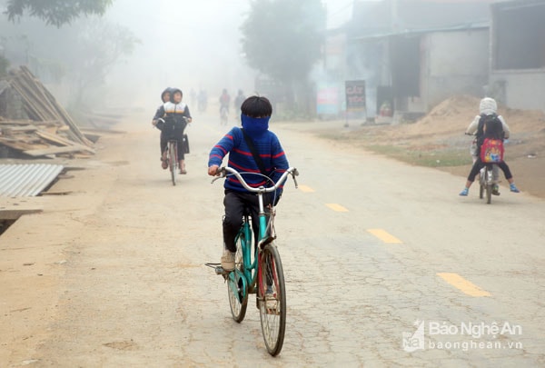 Các em học sinh trên địa bàn xã Châu Bình (Quỳ Châu) phải hóa trang thành 