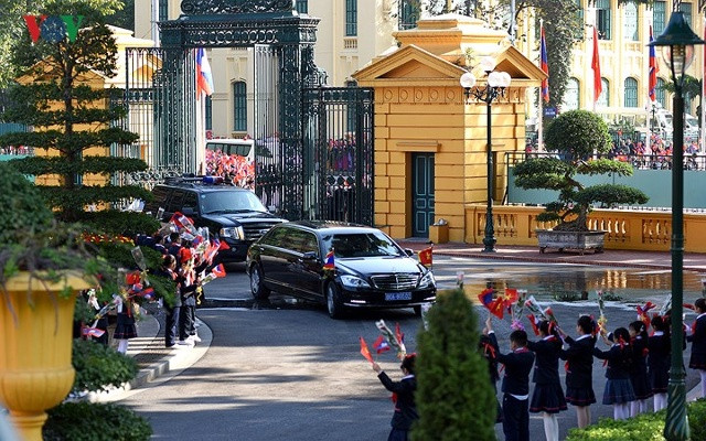 Đúng 9h30 phút, đoàn xe chở Tổng Bí thư, Chủ tịch nước Lào Bounnhang Vorachith tiến vào Phủ Chủ tịch.