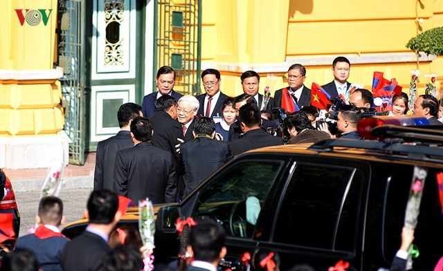 Tổng Bí thư Nguyễn Phú Trọng ra tận cửa xe đón Tổng Bí thư, Chủ tịch nước Lào Bounnhang Vorachith.