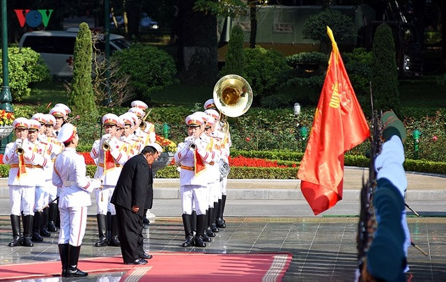 Tổng Bí thư Nguyễn Phú Trọng và Tổng Bí thư, Chủ tịch nước Bounnhang Vorachith chào Quân kỳ Quân đội Nhân dân Việt Nam.