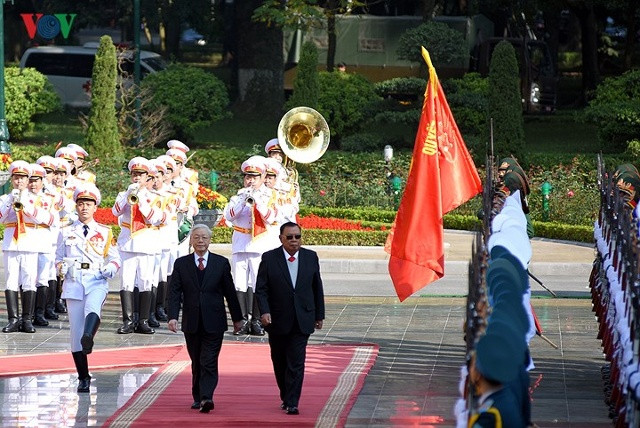 Tổng Bí thư Nguyễn Phú Trọng và Tổng Bí thư, Chủ tịch nước Bounnhang Vorachith duyệt đội danh dự Quân đội Nhân dân Việt Nam.