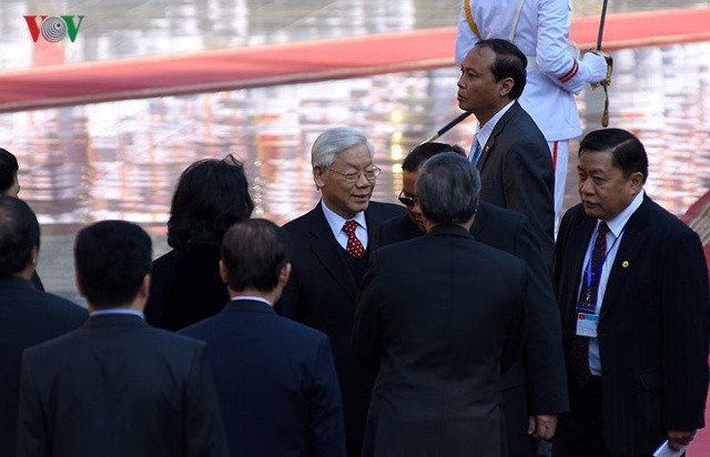 Tổng Bí thư Nguyễn Phú Trọng giới thiệu với Tổng Bí thư, Chủ tịch nước Bounnhang Vorachith các vị quan khách Việt Nam.  