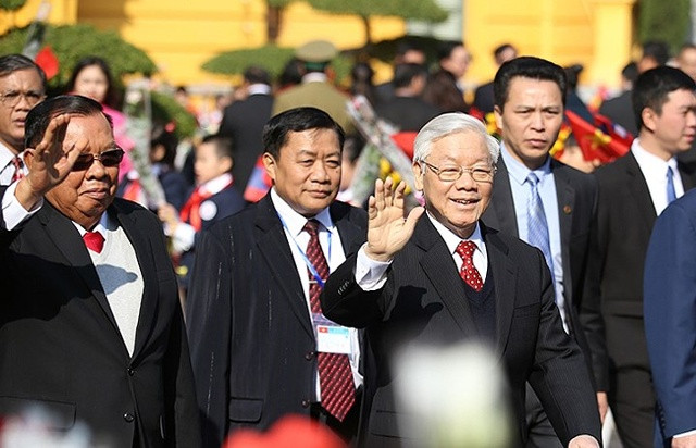 Ngay sau Lễ đón trọng thể, Tổng Bí thư Nguyễn Phú Trọng và Tổng Bí thư, Chủ tịch nước Lào Bounnhang Vorachith cùng đi bộ sang Văn phòng Trung ương Đảng và có buổi hội đàm quan trọng. Ảnh: Thiện Tiến/CAND)