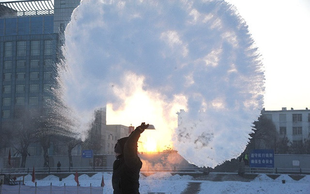 Mùa đông năm nay, Trung Quốc ghi nhận nền nhiệt độ thấp kỷ lục trong vòng 30 năm. Trong ảnh: Nước nóng đóng băng ngay sau khi được hất ra ngoài tại Cáp Nhĩ Tân (thủ phủ của tỉnh Hắc Long Giang). Tại đây, nhiệt độ có lúc giảm xuống chỉ còn -30 độ C.