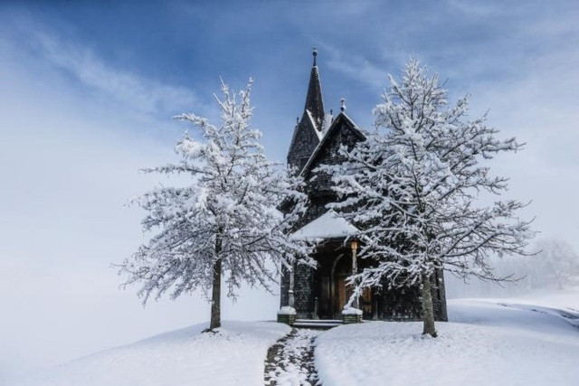 Hình ảnh mùa đông lạnh giá “ghé thăm” nước Áo. Ảnh: Tuyết phủ trắng ngôi nhà nguyện trong trận tuyết rơi đầu mùa ở làng Tulfes, miền Tây nước Áo. Ảnh: Reuters.