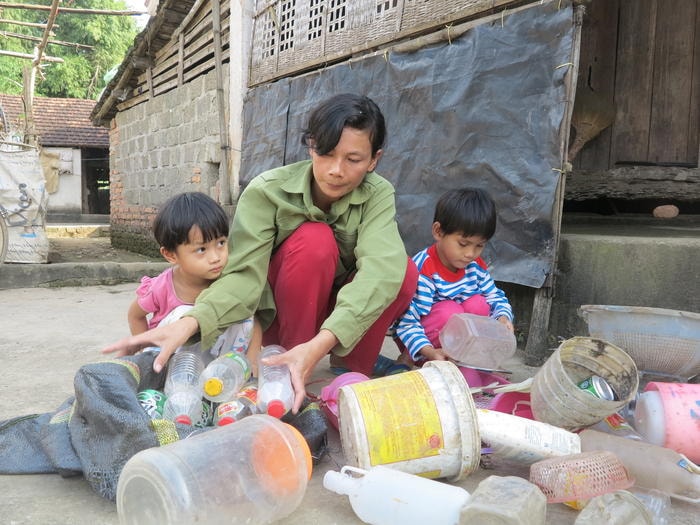 Thu nhập của gia đình nhìn vào nghề mua phế liệu. ẢNh: Nguyễn Phan