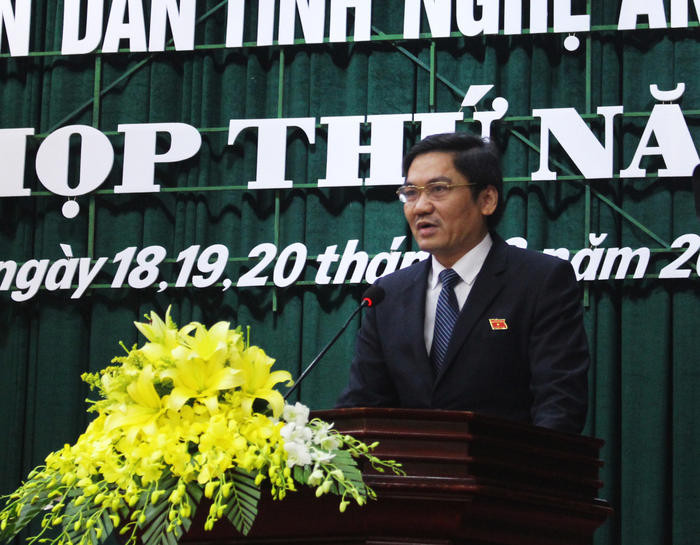 Ông Hoàng Nghĩa Hiếu - Giám đốc Sở NN&PTNT Nghệ An trả lời chất vấn tại kỳ họp. Ảnh: Đào Tuấn
