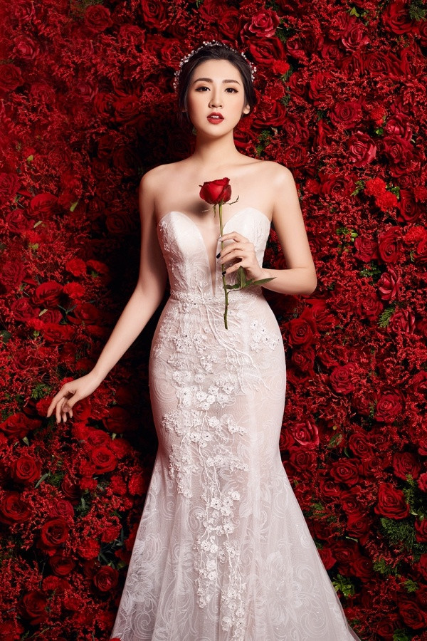 Tú Anh được nhà thiết kế Lek Chi chọn thể hiện trang phục trong bộ sưu tập váy cưới mới.