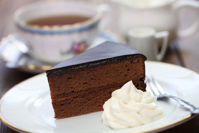 Bánh Sachertorte gắn liền với tên tuổi đầu bếp bánh ngọt người Áo Franz Sacher từ năm 1832 khi ông mới chỉ 16 tuổi. Bánh gateaux socola với lớp mứt mơ dẻo mịn và phủ đầy kem socola trở thành biểu tượng ẩm thực Áo và đặc biệt được thưởng thức vào Giáng sinh. Ảnh: cokemomo.