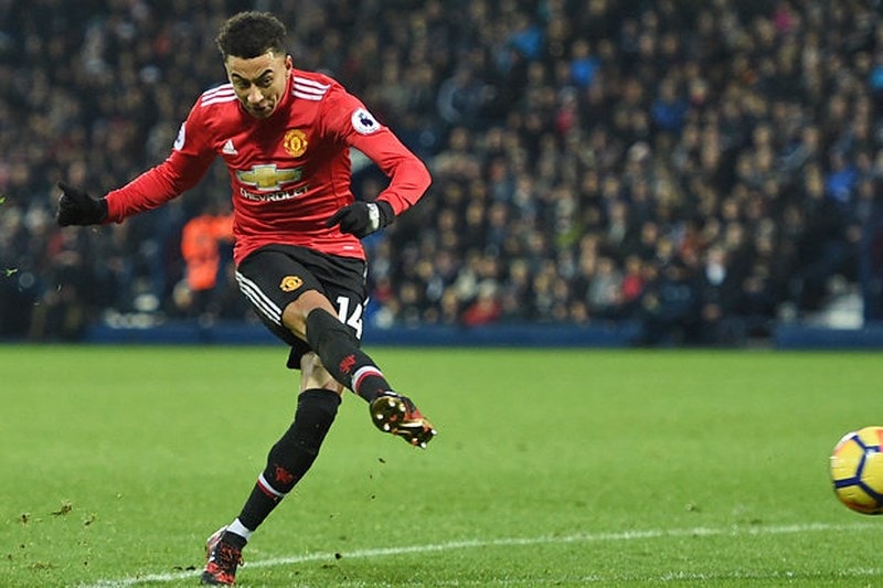 Pha dứt điểm ghi bàn của Lingard trong trận MU thắng West Brom 2-1.