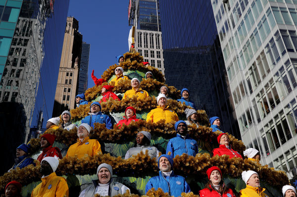 Cây thông Noel có một không hai trên thế giới được tạo nên bởi người dân Manhattan, New York. Trong buổi diễu hành vào ngày Lễ tạ ơn của Macy, họ nắm tay nhau, xếp thành vòng tròn và bắt đầu hát thánh ca. Đây được đánh giá là một trong những cây thông độc đáo nhất năm nay.