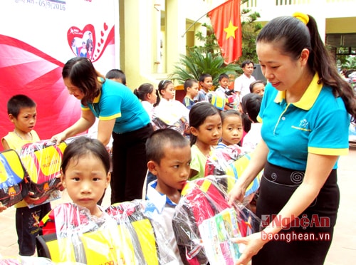 Đại diện Prudential Việt Nam tại Nghệ An trao cặp phao cho học sinh.