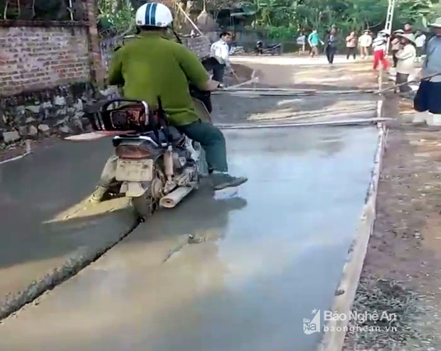 Mặc dù đã bị ngăn cản nhưng ông Hải vẫn tiếp tục đi hết đoạn đường.