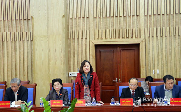 Đồng chí Ngô Thị Minh - Phó Trưởng đoàn Giám sát nêu lên những ý kiến xung quanh việc triển khai Luật Giáo dục hiện nay. Ảnh: Mỹ Hà