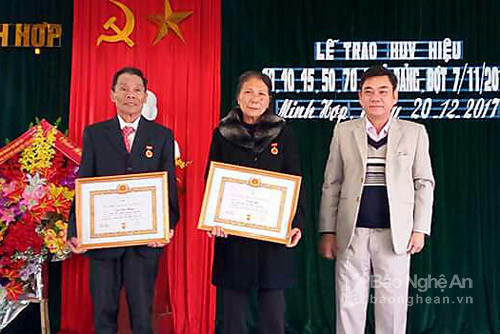Đồng chí Phan Công Sen, chủ nhiệm ủy ban kiểm tra đảng Quỳ Hợp trao huy hiệu 50 năm tuổi Đảng cho các đảng viên ở xã Minh Hợp