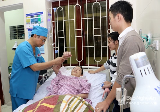 Mời giáo sư đầu ngành về khám, điều trị cho bệnh nhân. Ảnh: Lâm Tùng