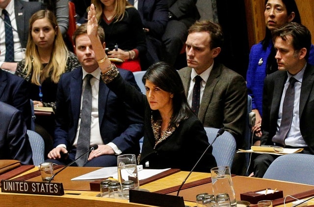 Đại sứ Mỹ tại LHQ Nikki Haley trong phiên bỏ phiếu ngày 19/2.  Ảnh: Reuters