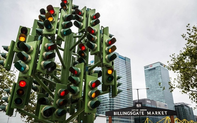 Cây đèn giao thông tại London, Anh  Được tạo ra vào năm 1998 bởi nhà điêu khắc người Pháp Pierre Vivant, cây thông làm bằng đèn giao thông ban đầu đứng ở ngã tư đường gần Canary Wharf, London, nhưng sau đó đã được chuyển tới một vòng xuyến khác gần Billingsgate Market. Cây cao 7,9m và kết hợp 75 bộ đèn giao thông.