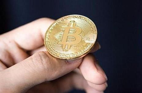 Giá Bitcoin tăng nóng đã thu hút nhiều người đổ tiền vào đầu tư.