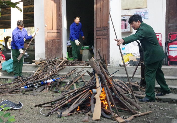 Tiêu hủy hơn 300 khẩu súng các loại. Ảnh: Hải Thượng