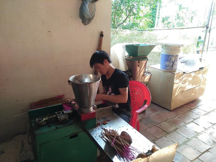 Tận dụng nguồn nguyên liệu sẵn có này, những năm gần đây một số hộ dân Cao Sơn đã  đầu tư mua máy, học nghề làm hương. Ảnh: Thái Hiền