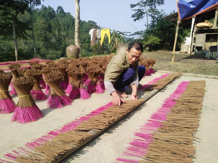 Thời điểm này các hộ làm hương tất bật sản xuất chuẩn bị bán vào dịp tết Nguyên đán. Ảnh: Thái Hiền