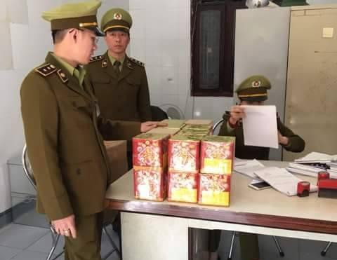 Lực lượng Quản lý thị trường kiểm tra số tang vật. Ảnh: Chung Nguyễn.
