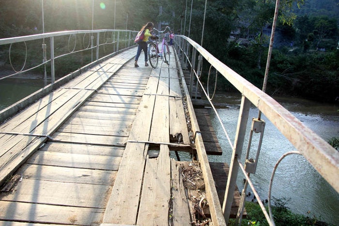 Hàng ngày các em học sinh bản Quạnh vẫn đi về trên chiếc cầu treo 