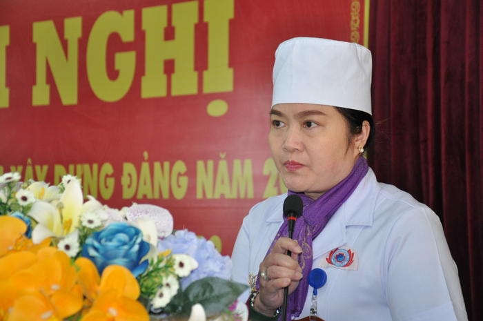 Đồng chí Thái Thị Xuân - Bí thư chi bộ, Giám đốc Bệnh viện phục hồi chức năng Nghệ An khai mạc hội nghị. Ảnh: Thanh Thủy