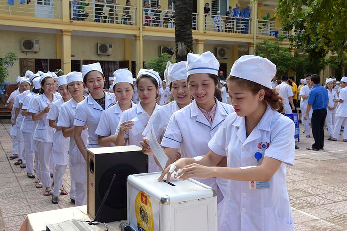 tât cả cac nhan vien y bác si tham gia ung ho dong bao bi lut ngay trong le khai mac