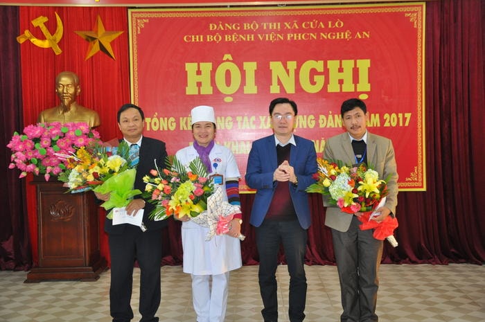 Trao phần thưởng cho các đồng chí đảng viên hoàn thành xuất sắc nhiệm vụ năm 2017. Ảnh: Thanh Thủy