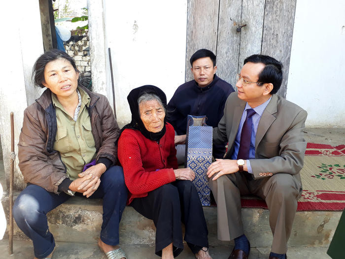 Đồng chí Hoàng Danh Lai – chủ tịch UBND huyện thăm, tặng quà cho bà Hồ Thị Do, vợ liệt sỹ xã Quỳnh Thuận. Ảnh: Thanh Toàn